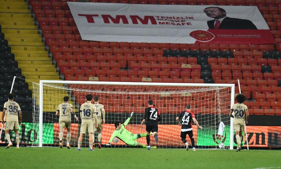 Son dakika... Fenerbahçede stoperler 6. kez penaltıya sebep oldu