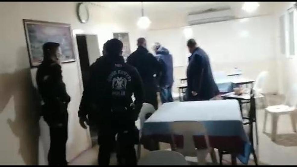 Hatayda kumar baskını: Masanın altına saklanırken yakalandı