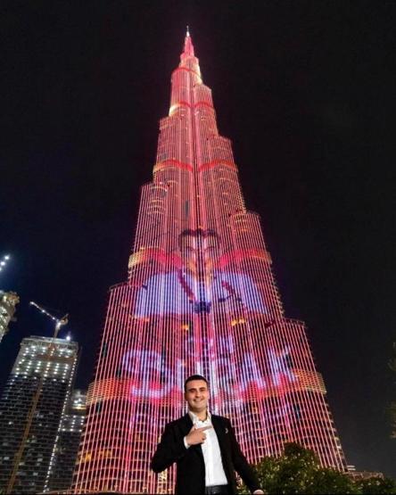 CZN Burakın fotoğrafı dünyanın en yüksek gökdeleni Burc Khalifaya yansıtıldı