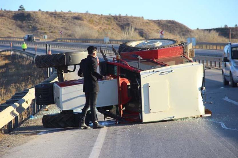 Römork traktörden ayrıldı: 3 yaralı
