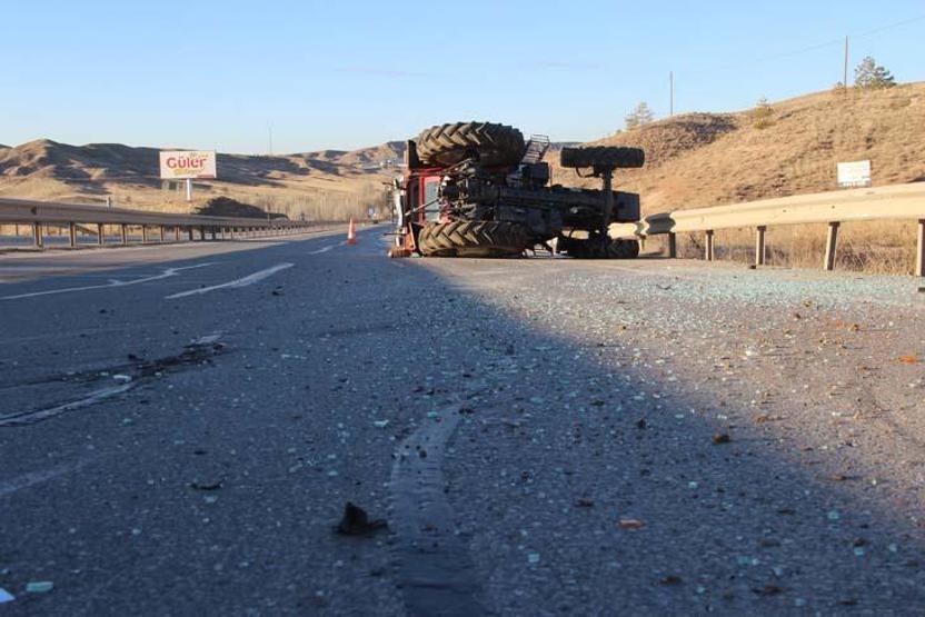 Römork traktörden ayrıldı: 3 yaralı