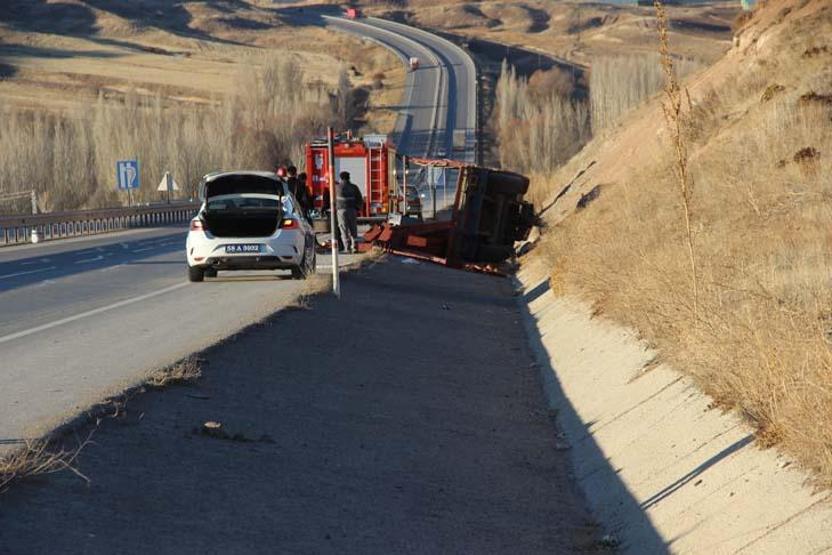 Römork traktörden ayrıldı: 3 yaralı