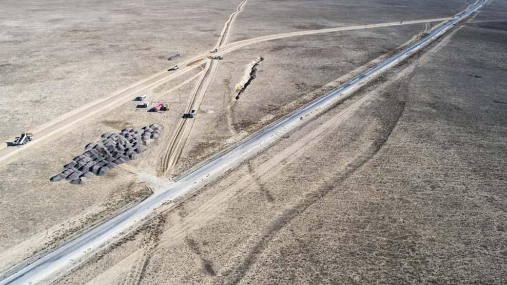 630 metre çapındaki obruğun üzerinden geçen yol taşınıyor