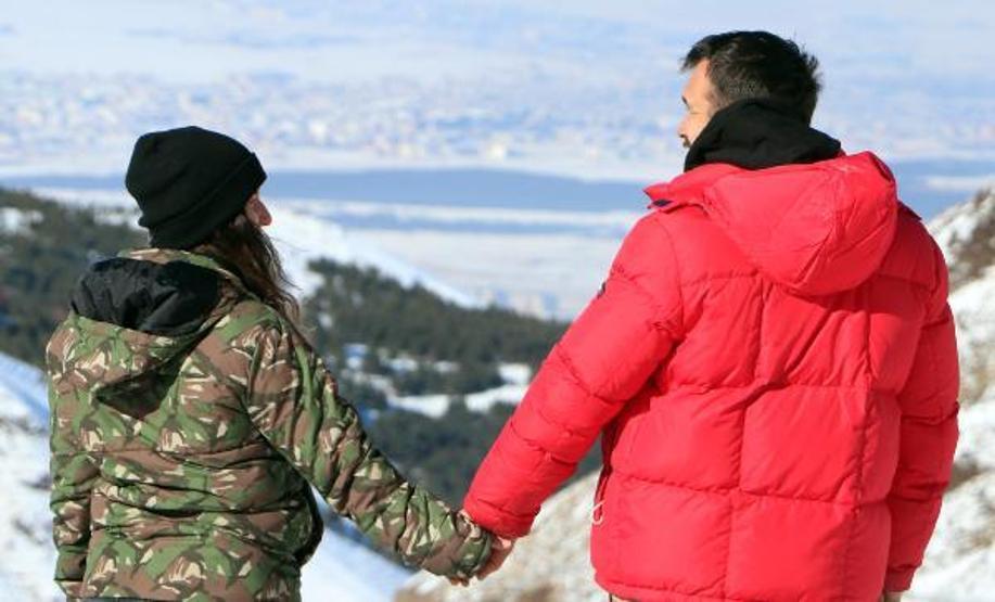 Şehrin kalabalığından uzak, Palandökende karavanda konaklıyorlar