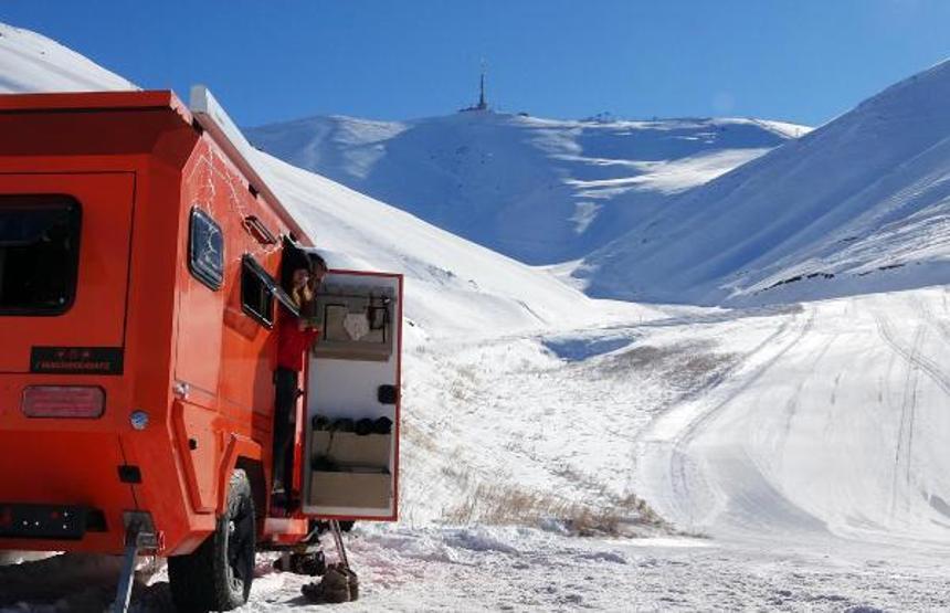 Şehrin kalabalığından uzak, Palandökende karavanda konaklıyorlar