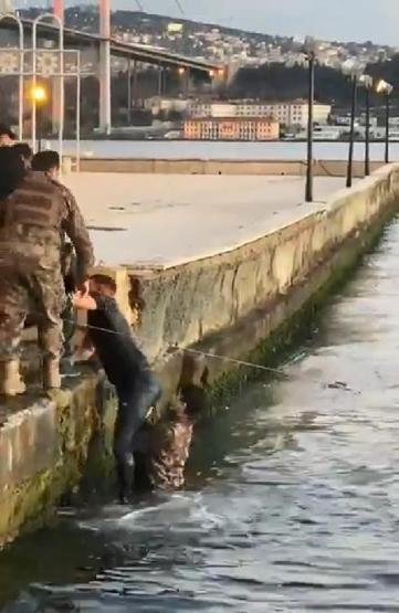 Ortaköyde özel harekat polisi denize atlayıp turisti kurtardı