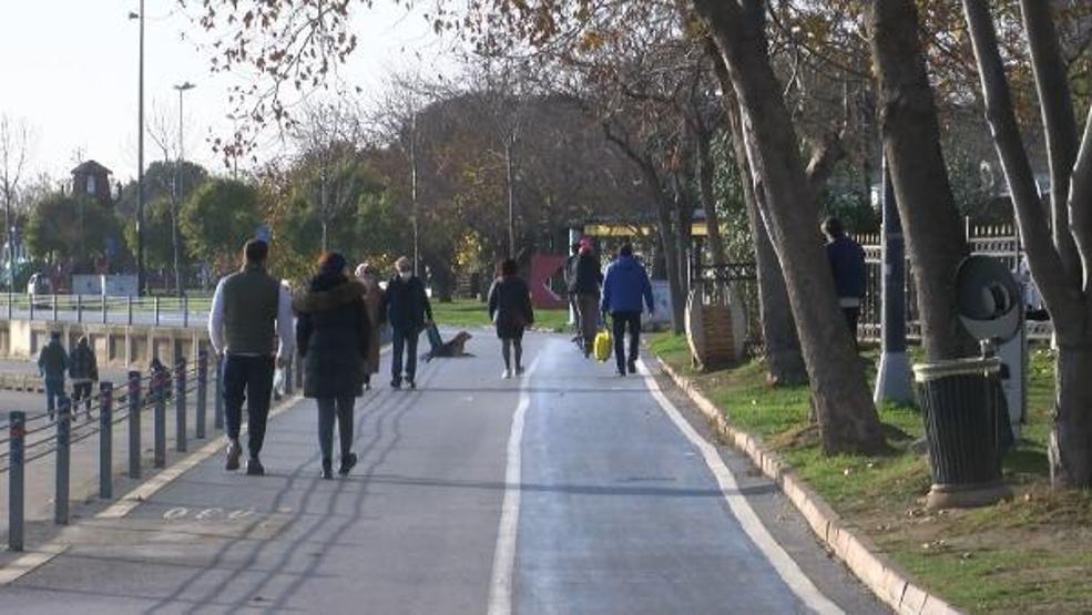 Sokak kısıtlamasında Caddebostan sahiline akın ettiler