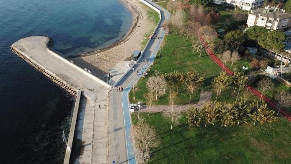 Sokak kısıtlamasında Caddebostan sahiline akın ettiler