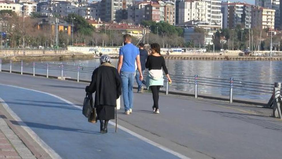 Sokak kısıtlamasında Caddebostan sahiline akın ettiler