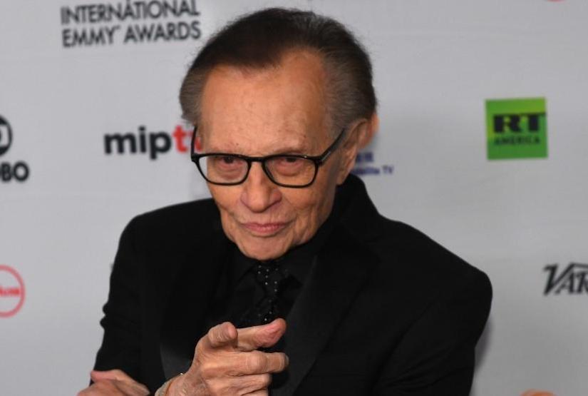 Ünlü sunucu Larry King, COVID-19 nedeniyle hastaneye kaldırıldı