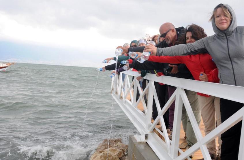 Alarm veren görüntü: Su çekildi, iskele ortada kaldı