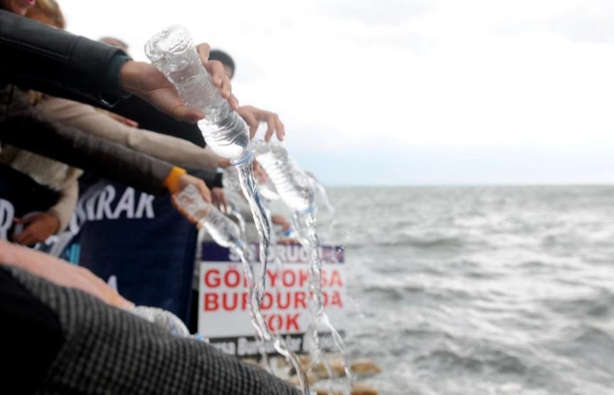Alarm veren görüntü: Su çekildi, iskele ortada kaldı