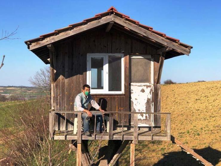 Gören bir daha bakıyor Stresten kaçmak için kendine ağaç ev yaptı