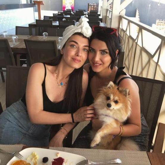 Kız kardeşleriyle fotoğrafını paylaştı