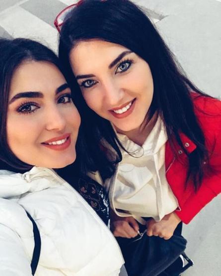 Kız kardeşleriyle fotoğrafını paylaştı