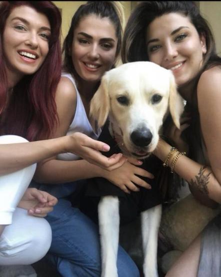 Kız kardeşleriyle fotoğrafını paylaştı