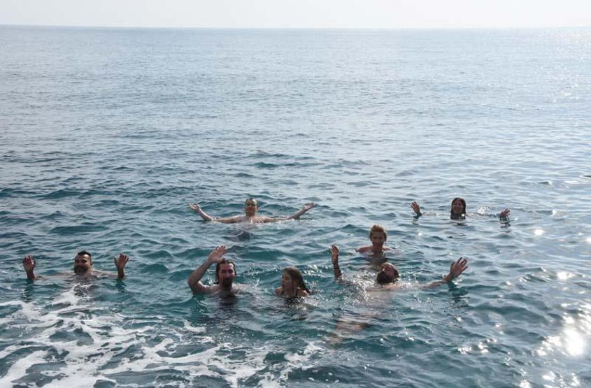 Rus ve Kazak turistlerin deniz keyfi