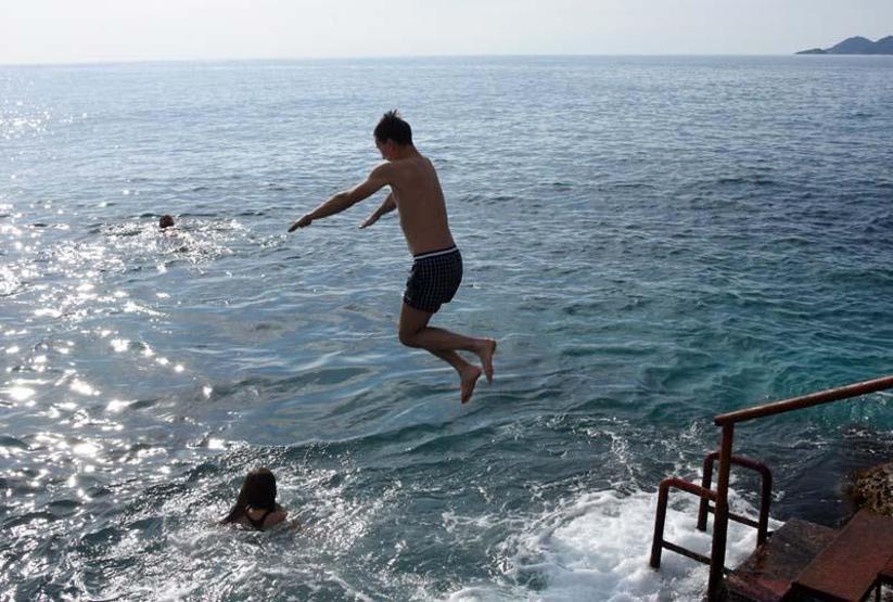 Rus ve Kazak turistlerin deniz keyfi