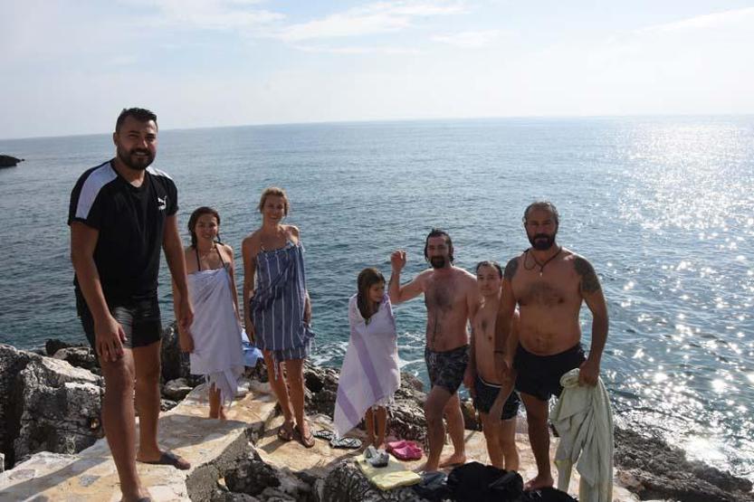 Rus ve Kazak turistlerin deniz keyfi