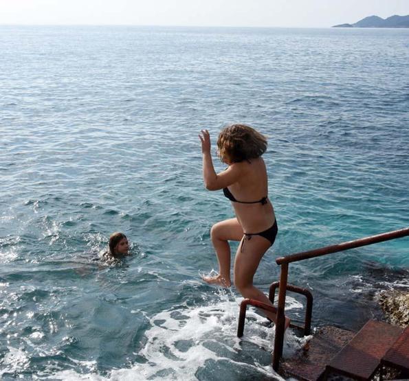 Rus ve Kazak turistlerin deniz keyfi