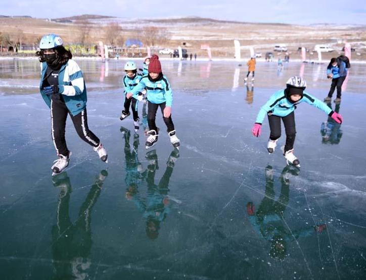 Yüzeyi donan Çıldır Gölünde buz pateni keyfi Çocuklar doyasıya eğlendi