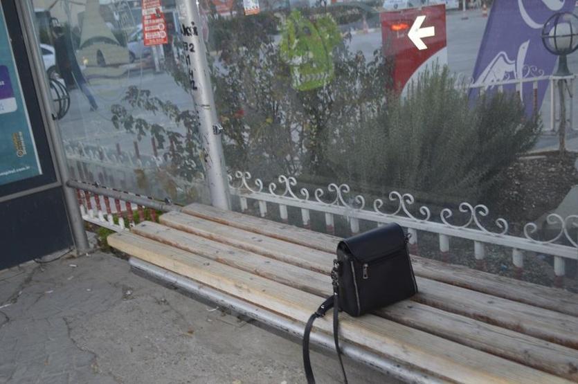 Otobüs durağında unutulan çanta sahibine teslim edildi