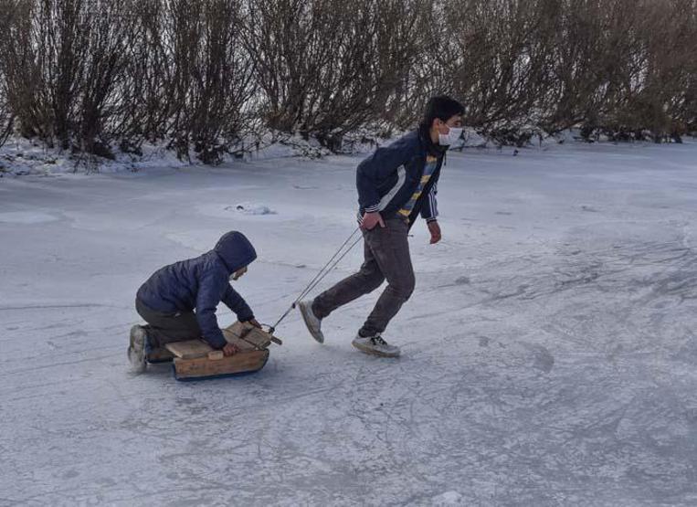 Köylülerin buz tutan Kars Çayında curling keyfi
