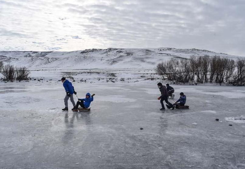 Köylülerin buz tutan Kars Çayında curling keyfi