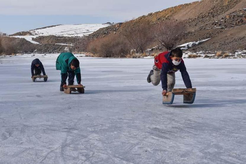 Köylülerin buz tutan Kars Çayında curling keyfi