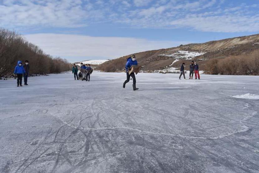 Köylülerin buz tutan Kars Çayında curling keyfi