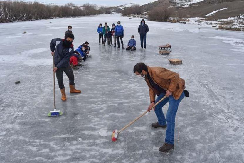 Köylülerin buz tutan Kars Çayında curling keyfi