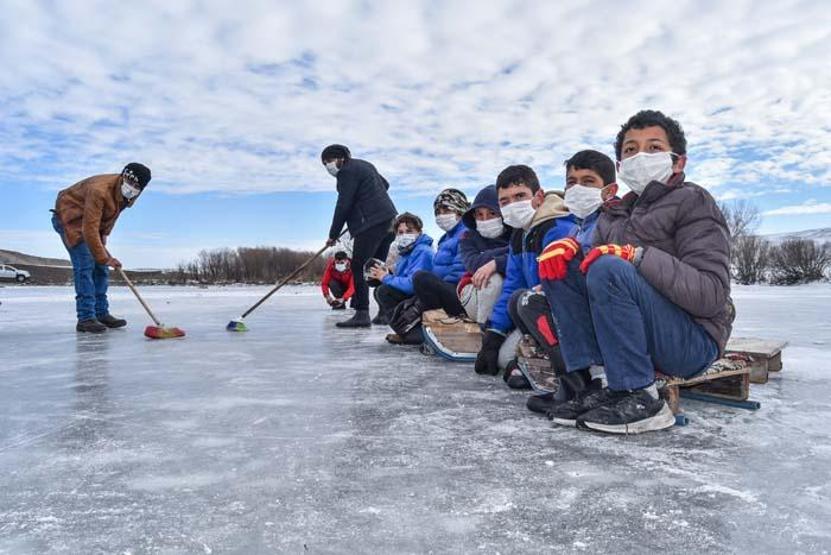 Köylülerin buz tutan Kars Çayında curling keyfi