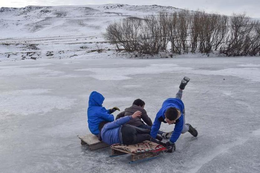 Köylülerin buz tutan Kars Çayında curling keyfi
