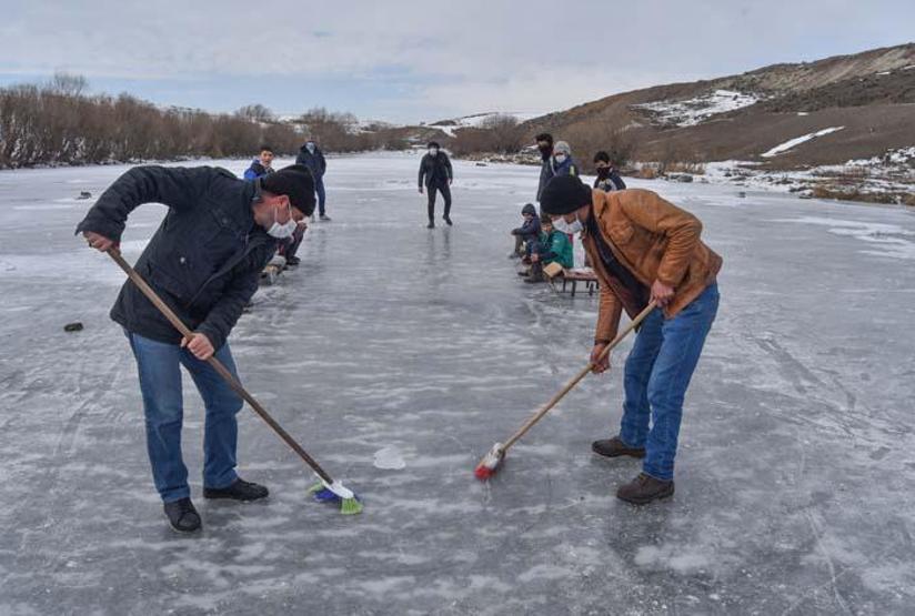 Köylülerin buz tutan Kars Çayında curling keyfi