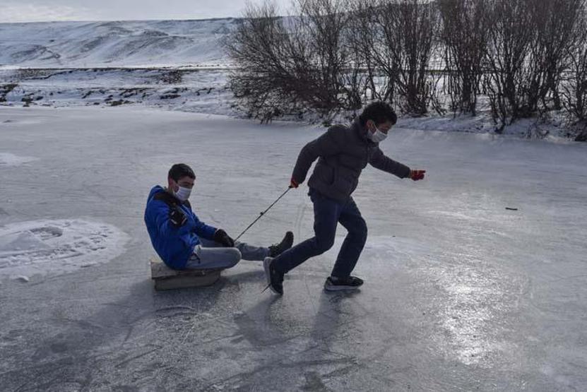 Köylülerin buz tutan Kars Çayında curling keyfi