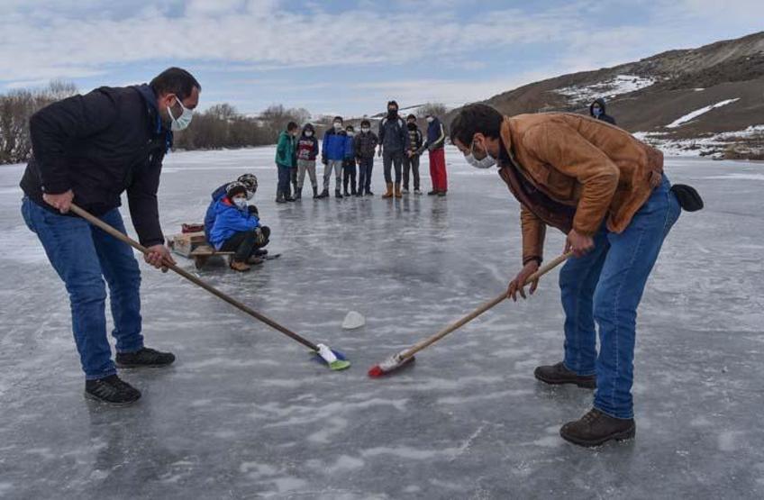 Köylülerin buz tutan Kars Çayında curling keyfi
