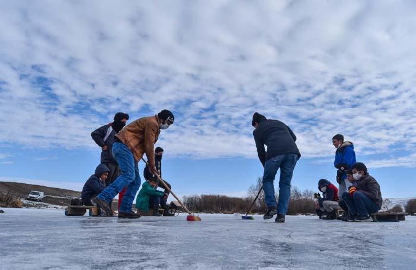 Köylülerin buz tutan Kars Çayında curling keyfi