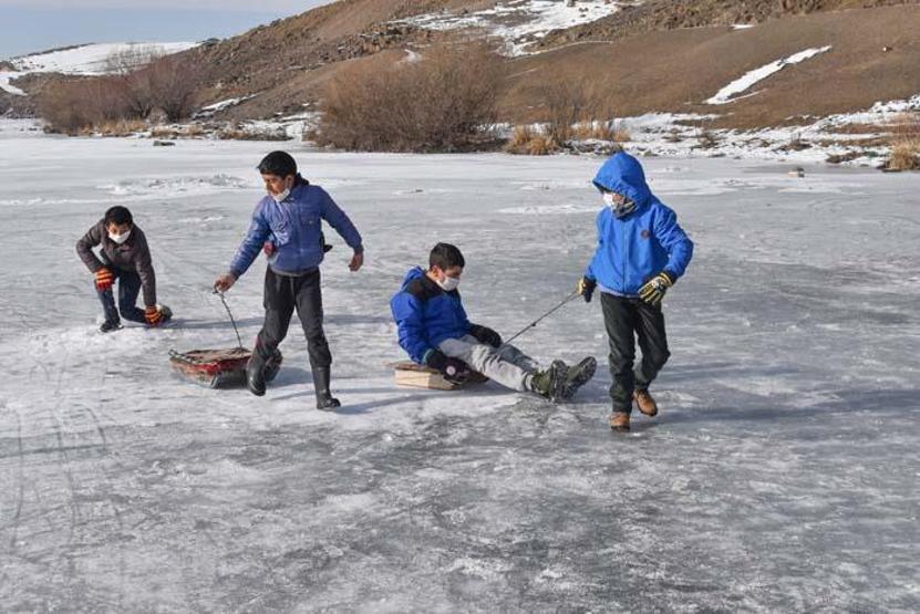 Köylülerin buz tutan Kars Çayında curling keyfi