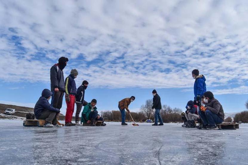 Köylülerin buz tutan Kars Çayında curling keyfi