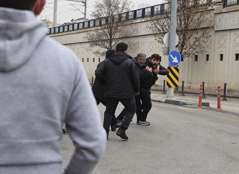 Ümitcan Uygunun yakınları gazetecilere saldırdı