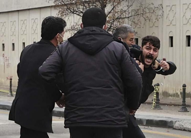 Ümitcan Uygunun yakınları gazetecilere saldırdı