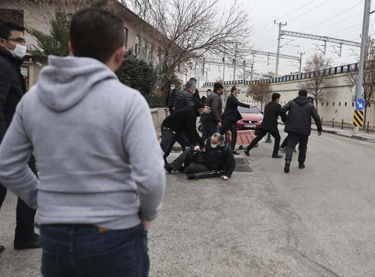 Ümitcan Uygunun yakınları gazetecilere saldırdı