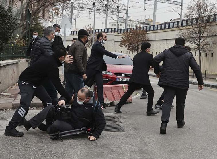 Ümitcan Uygunun yakınları gazetecilere saldırdı