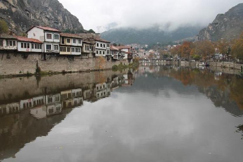 Zehirli uyarısına rağmen balık tutmaya devam ettiler