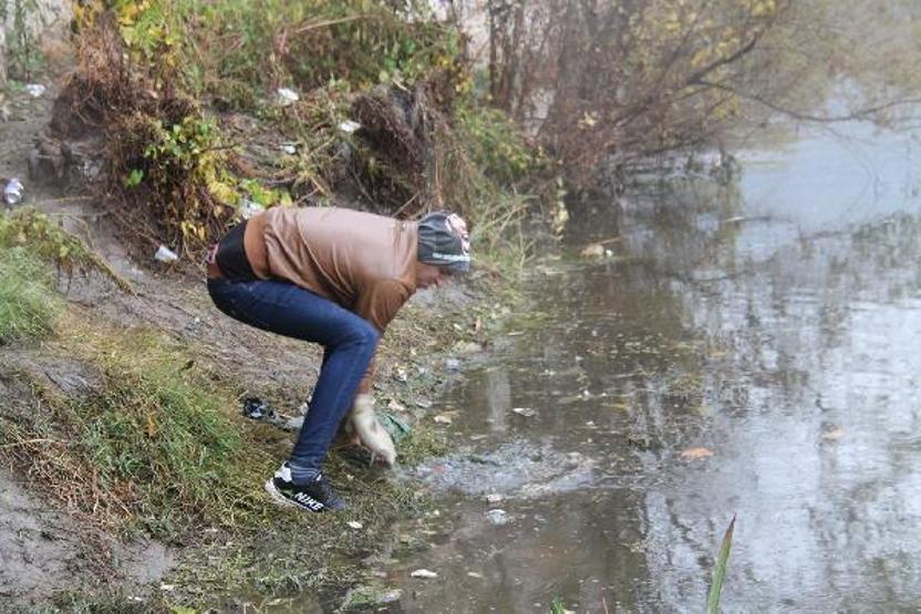Zehirli uyarısına rağmen balık tutmaya devam ettiler