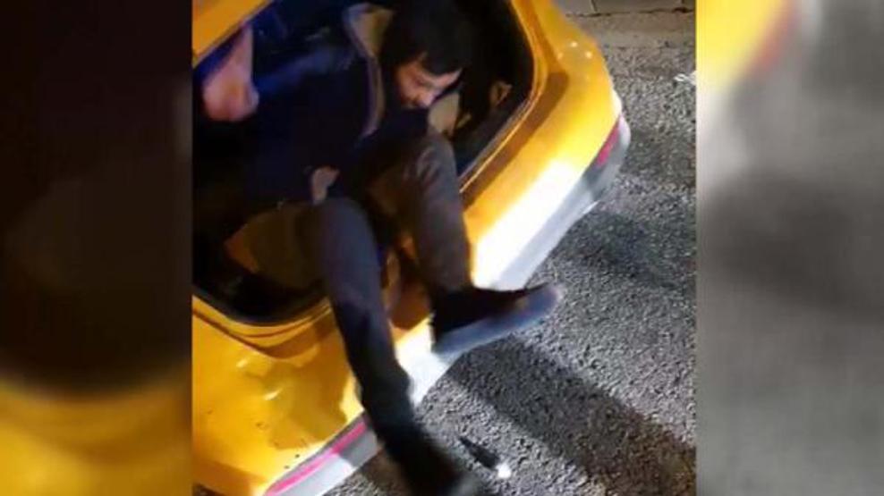 Sokak kısıtlamasında taksi bagajında yolculuk
