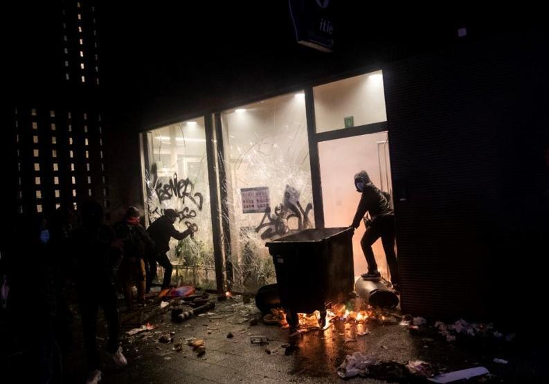 Avrupanın göbeğinde kaos Polis merkezini ateşe verip Kralın aracını taşladılar