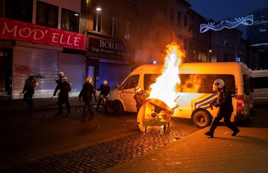 Avrupanın göbeğinde kaos Polis merkezini ateşe verip Kralın aracını taşladılar