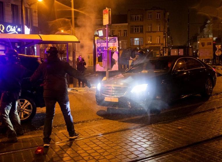 Avrupanın göbeğinde kaos Polis merkezini ateşe verip Kralın aracını taşladılar
