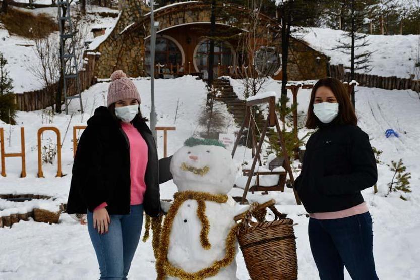 Sivasın Hobbit Evleri kış güzelliğine büründü